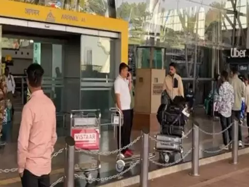 रायपुर एयरपोर्ट में तगड़ी चेकिंग, डॉग स्क्वाड के साथ अतिरिक्त जवानों की तैनाती रायपुर एयरपोर्ट में तगड़ी चेकिंग, डॉग स्क्वाड के साथ अतिरिक्त जवानों की तैनाती