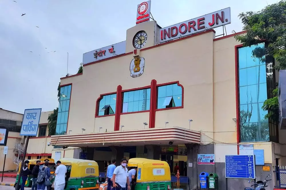 Indore: इंदौर रेलवे स्टेशन पर QR कोड से ऑटो-रिक्शा ड्राइवर वेरिफिकेशन Indore: इंदौर रेलवे स्टेशन पर QR कोड से ऑटो-रिक्शा ड्राइवर वेरिफिकेशन