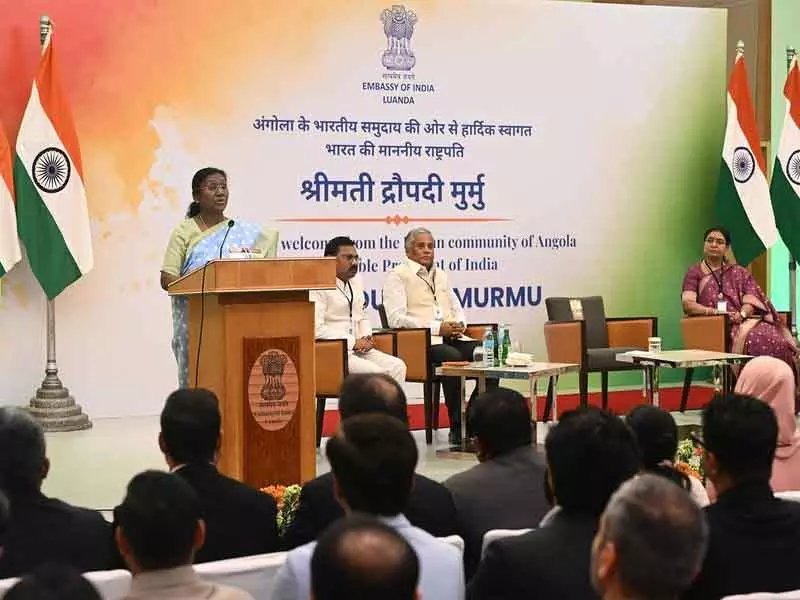 राष्ट्रपति द्रौपदी मुर्मू ने अंगोला में भारतीय समुदाय के सदस्यों को संबोधित किया राष्ट्रपति द्रौपदी मुर्मू ने अंगोला में भारतीय समुदाय के सदस्यों को संबोधित किया