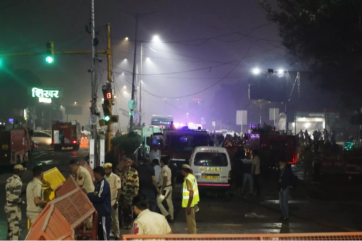 Delhi: लाल किले के पास कार ब्लास्ट में 8 की मौत, दर्जनों घायल Delhi: लाल किले के पास कार ब्लास्ट में 8 की मौत, दर्जनों घायल