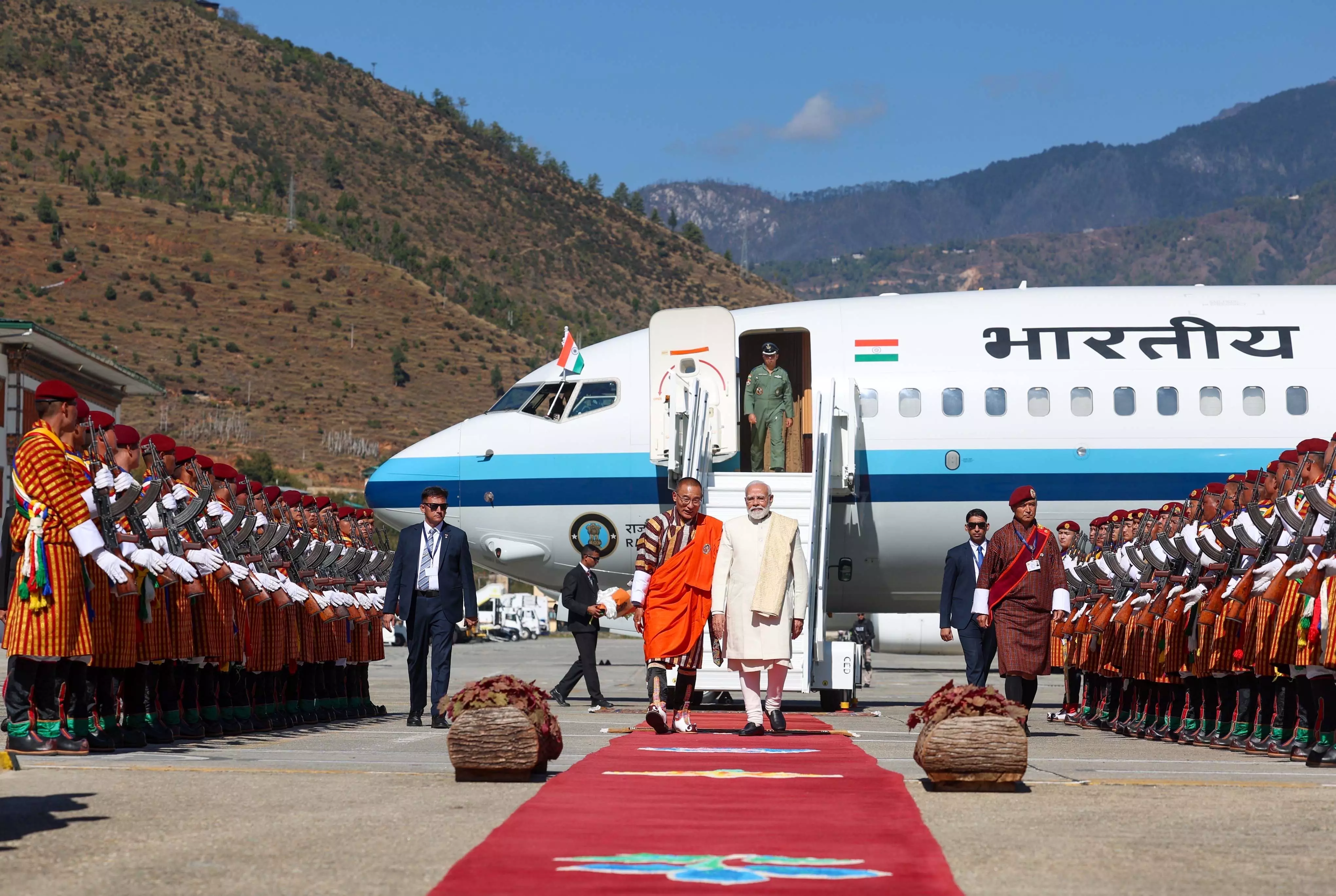 प्रधानमंत्री मोदी ने भूटान में गर्मजोशी भरे स्वागत के लिए जताया शेरिंग तोबगे का आभार प्रधानमंत्री मोदी ने भूटान में गर्मजोशी भरे स्वागत के लिए जताया शेरिंग तोबगे का आभार