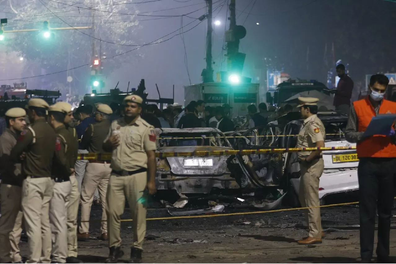 लाल किला विस्फोट में मृतकों की संख्या 10 हुई, जांच जारी लाल किला विस्फोट में मृतकों की संख्या 10 हुई, जांच जारी
