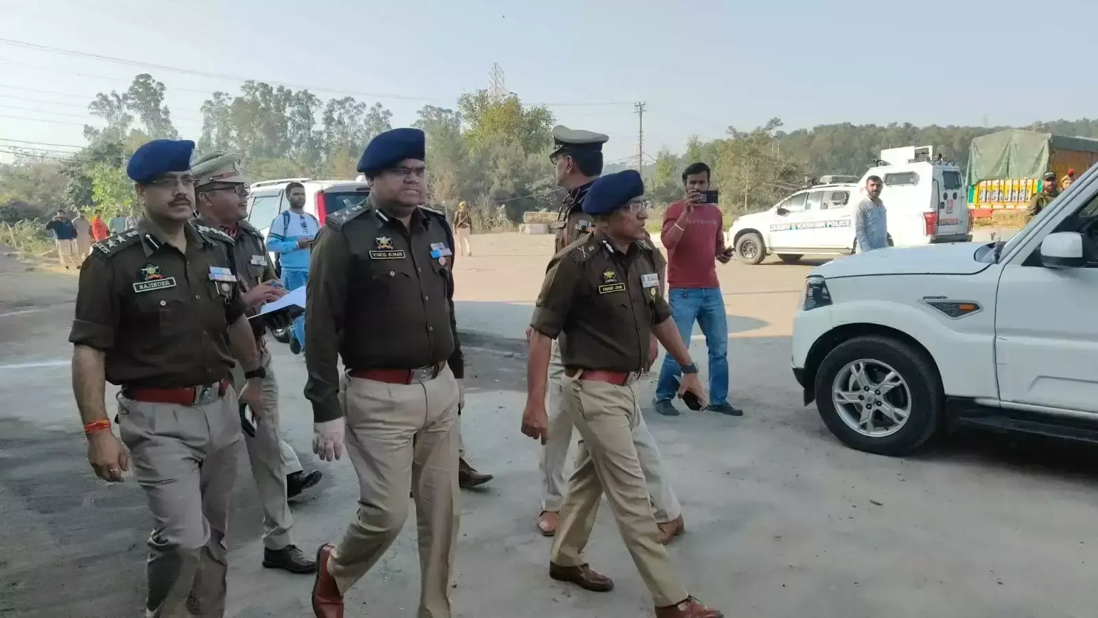 Kathua: लखनपुर में 19 आईआरपी बटालियन का दौरा, एडीजीपी आनंद जैन ने लिया जायजा Kathua: लखनपुर में 19 आईआरपी बटालियन का दौरा, एडीजीपी आनंद जैन ने लिया जायजा