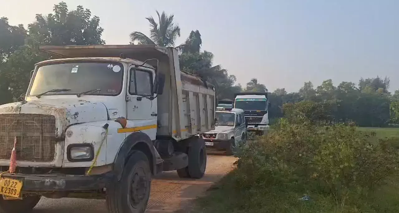 ओडिशा के क्योंझर में अवैध रेत खनन पर बड़ी कार्रवाई, 56 ट्रक जब्त ओडिशा के क्योंझर में अवैध रेत खनन पर बड़ी कार्रवाई, 56 ट्रक जब्त