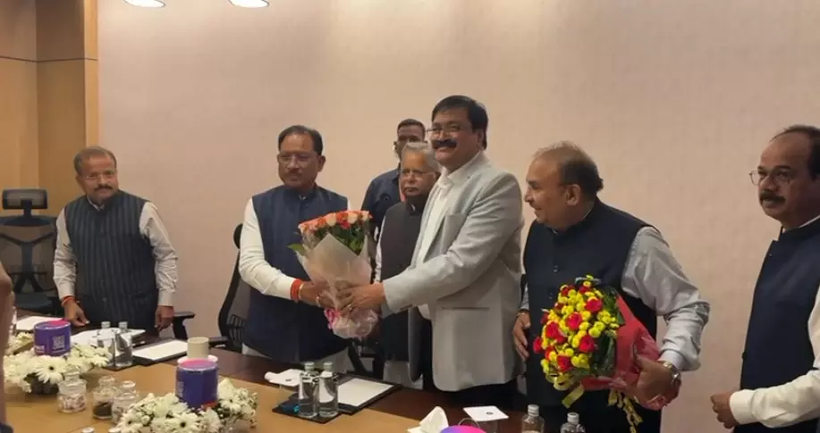 गुजरात के उद्योगपतियों ने CM विष्णुदेव साय से की मुलाकात, छत्तीसगढ़ में निवेश की जताई इच्छा गुजरात के उद्योगपतियों ने CM विष्णुदेव साय से की मुलाकात, छत्तीसगढ़ में निवेश की जताई इच्छा