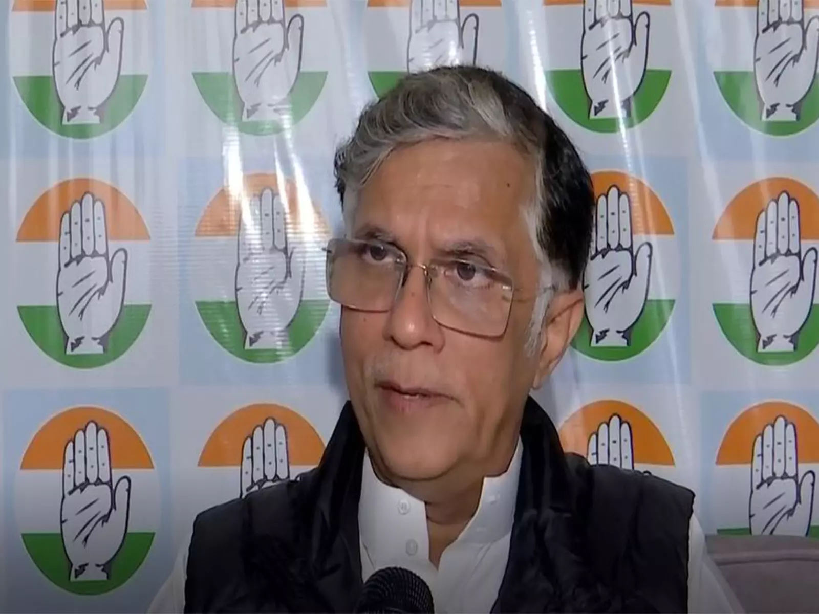 Faridabad में विस्फोटक बरामद होने पर पवन खेड़ा ने केंद्र पर निशाना साधा Faridabad में विस्फोटक बरामद होने पर पवन खेड़ा ने केंद्र पर निशाना साधा