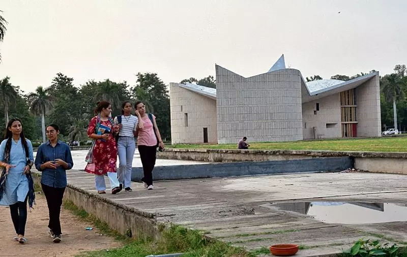 Haryana : 12 साल से कार्यरत संविदा सहायक प्रोफेसरों को नियमित करें Haryana : 12 साल से कार्यरत संविदा सहायक प्रोफेसरों को नियमित करें