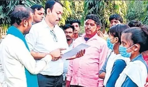 Bareilly: परिवार ने न्याय के लिए धरना प्रदर्शन किया Bareilly: परिवार ने न्याय के लिए धरना प्रदर्शन किया