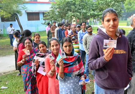 बिहार चुनाव: दोपहर तीन बजे तक 60 फीसदी से अधिक वोटिंग, मतदान केंद्रों पर मतदाताओं की लंबी कतार बिहार चुनाव: दोपहर तीन बजे तक 60 फीसदी से अधिक वोटिंग, मतदान केंद्रों पर मतदाताओं की लंबी कतार