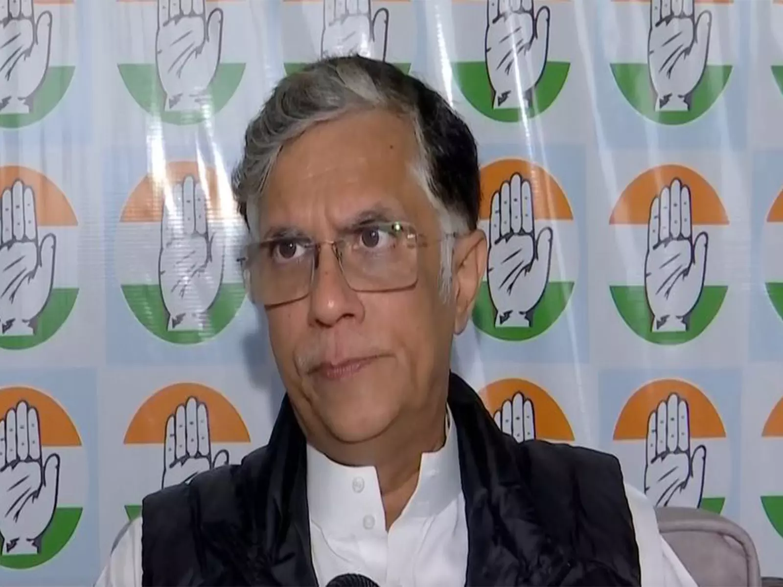 बिहार में मतदान के बीच पवन खेड़ा ने NDA पर कसा तंज, कहा- असली मुद्दों और जुमलों के बीच लड़ाई बिहार में मतदान के बीच पवन खेड़ा ने NDA पर कसा तंज, कहा- असली मुद्दों और जुमलों के बीच लड़ाई