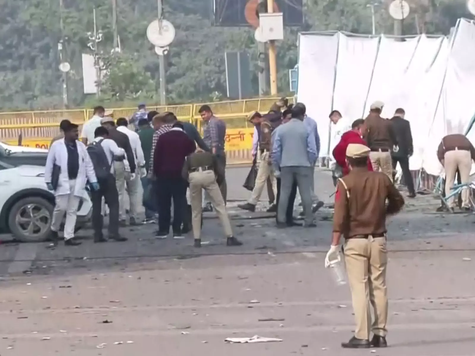 दिल्ली विस्फोट: NIA, फोरेंसिक टीमों ने लाल किले के पास कार विस्फोट स्थल की जांच की दिल्ली विस्फोट: NIA, फोरेंसिक टीमों ने लाल किले के पास कार विस्फोट स्थल की जांच की