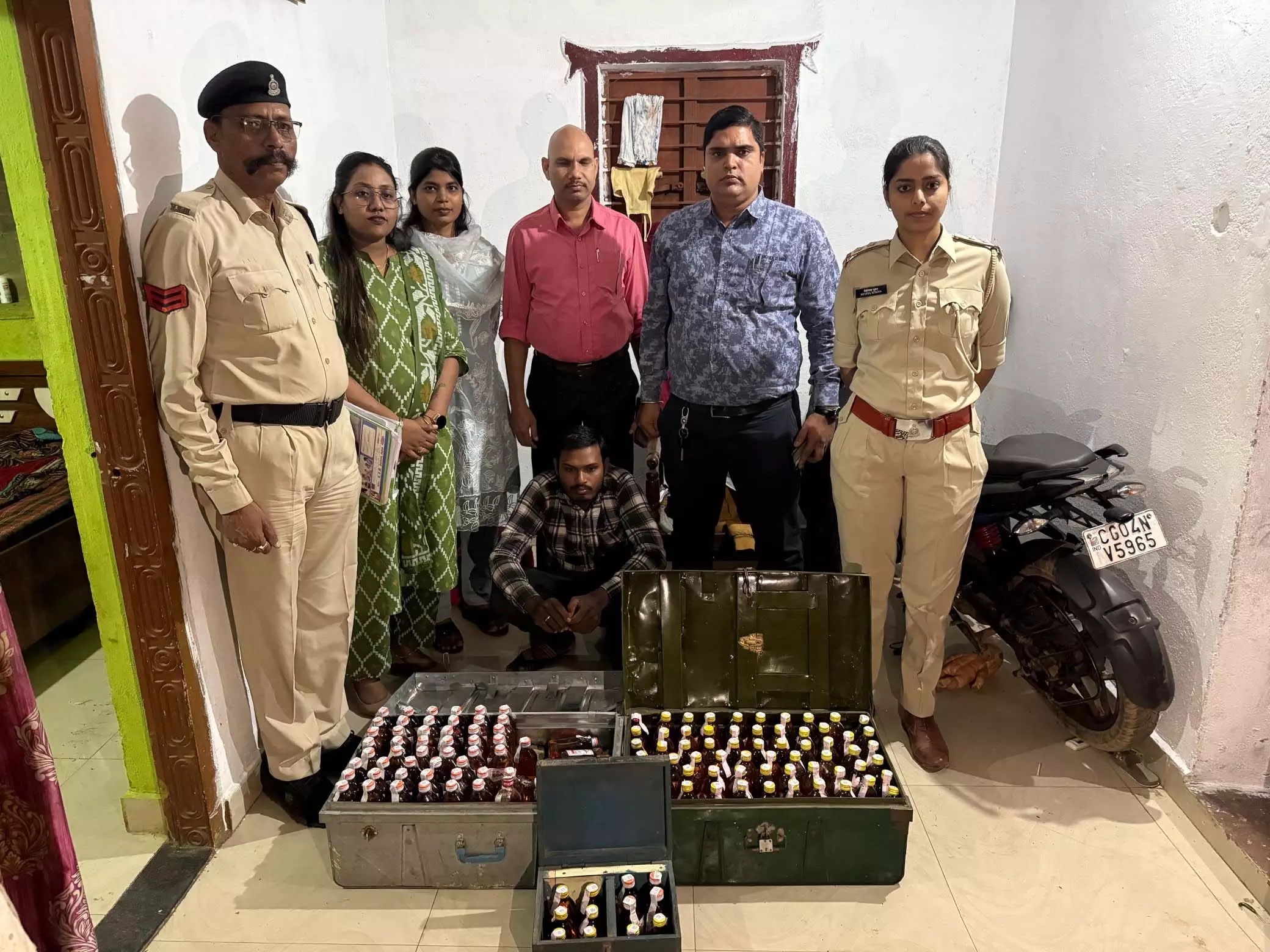अवैध शराब पर आबकारी विभाग की बड़ी कार्रवाई, दो आरोपी गिरफ्तार अवैध शराब पर आबकारी विभाग की बड़ी कार्रवाई, दो आरोपी गिरफ्तार