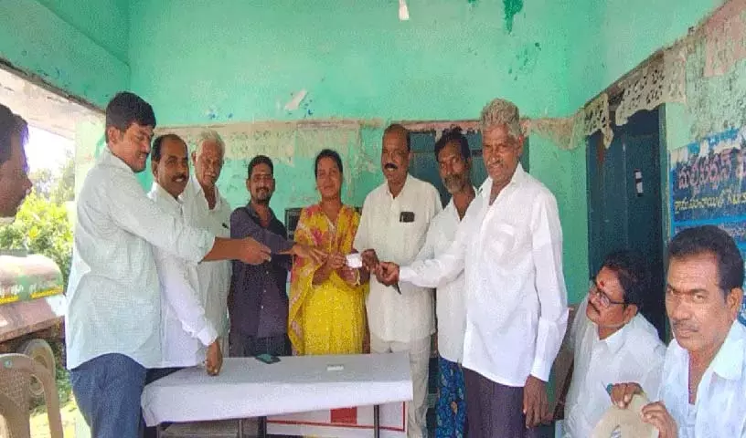 मत्स्य पालन सोसायटी के नए सदस्यों को पहचान पत्र प्रदान किए जाते हैं मत्स्य पालन सोसायटी के नए सदस्यों को पहचान पत्र प्रदान किए जाते हैं