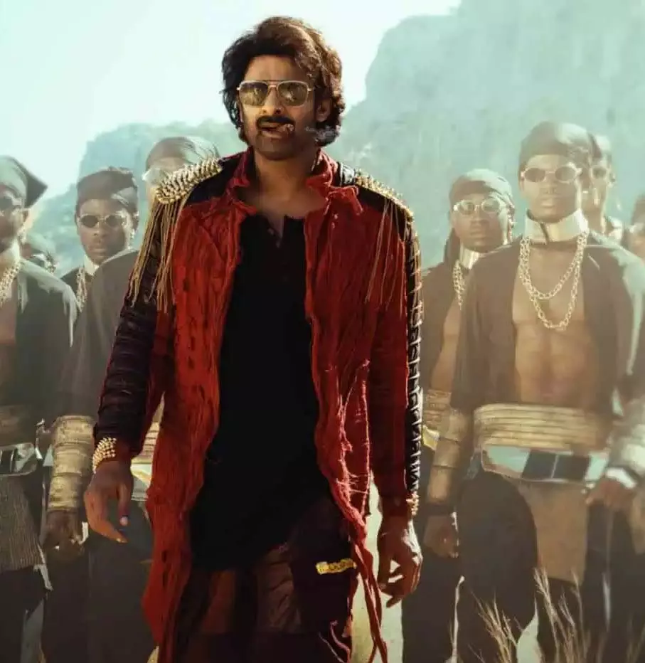 Prabhas की राजा साब का नया पोस्टर रिलीज़, दिखा डांस और रंगों भरा अवतार Prabhas की राजा साब का नया पोस्टर रिलीज़, दिखा डांस और रंगों भरा अवतार