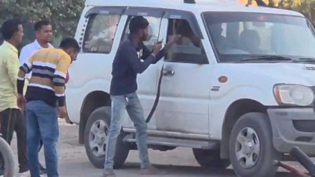 ओवरटेक विवाद में बीच सड़क पर स्कार्पियो चालक की बेल्ट से पिटाई, वीडियो वायरल ओवरटेक विवाद में बीच सड़क पर स्कार्पियो चालक की बेल्ट से पिटाई, वीडियो वायरल