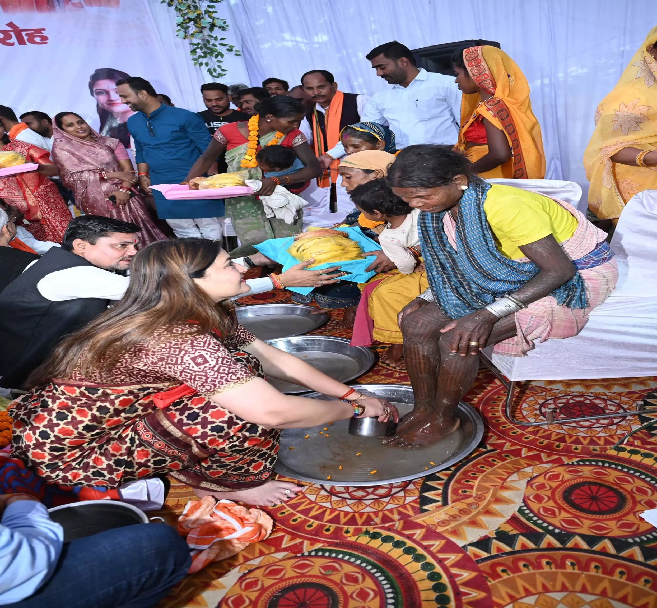 विधायक भावना बोहरा ने 125 बैगा आदिवासियों को पुनः सनातन धर्म में कराया शामिल विधायक भावना बोहरा ने 125 बैगा आदिवासियों को पुनः सनातन धर्म में कराया शामिल
