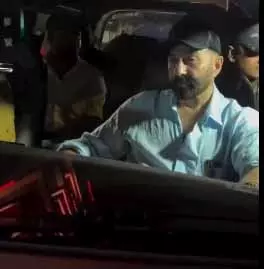 Deol परिवार ने धर्मेंद्र से की मुलाकात Deol परिवार ने धर्मेंद्र से की मुलाकात