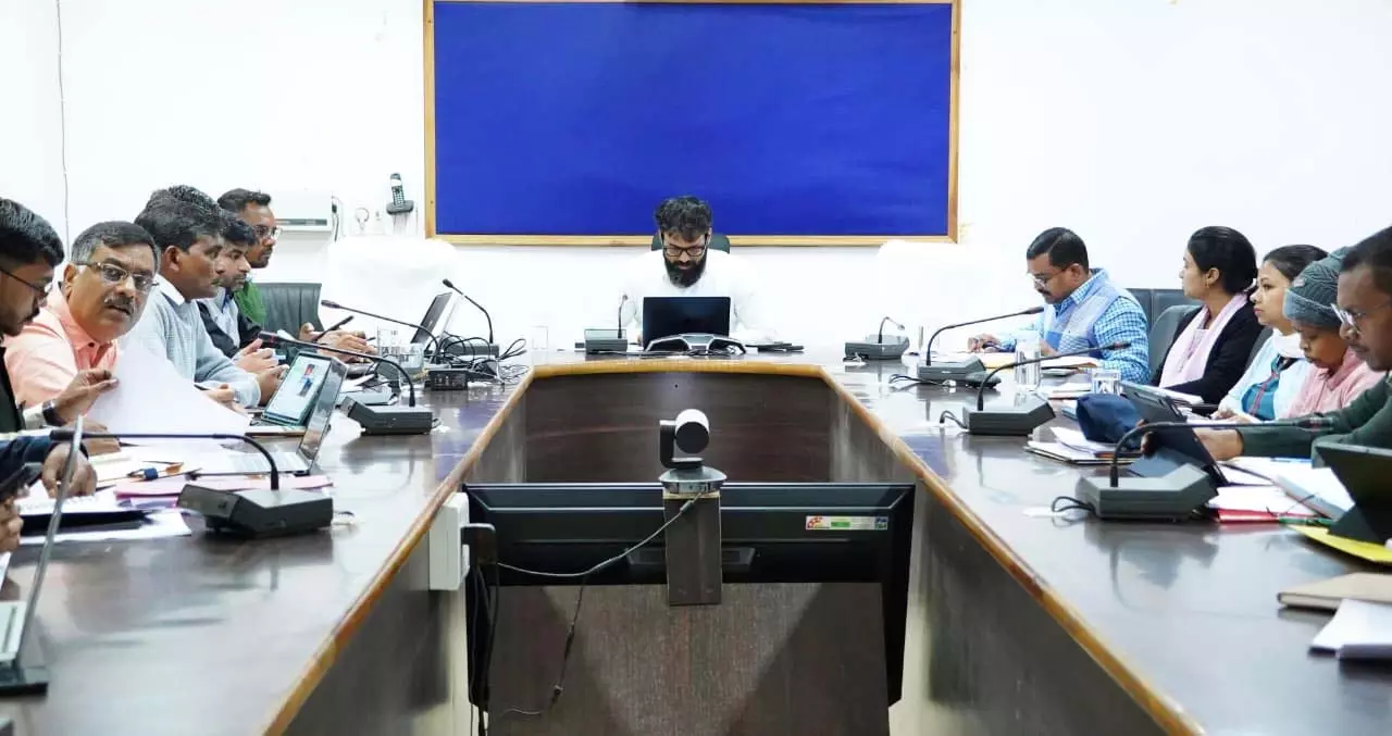 जिले में अवैध धान खरीदी बिक्री पर करे कड़ी कार्रवाई: कलेक्टर व्यास जिले में अवैध धान खरीदी बिक्री पर करे कड़ी कार्रवाई: कलेक्टर व्यास