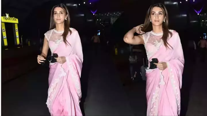 Kriti Sanon ने एयरपोर्ट पर पिंक साड़ी में फ्लॉन्ट किया देसी अंदाज Kriti Sanon ने एयरपोर्ट पर पिंक साड़ी में फ्लॉन्ट किया देसी अंदाज