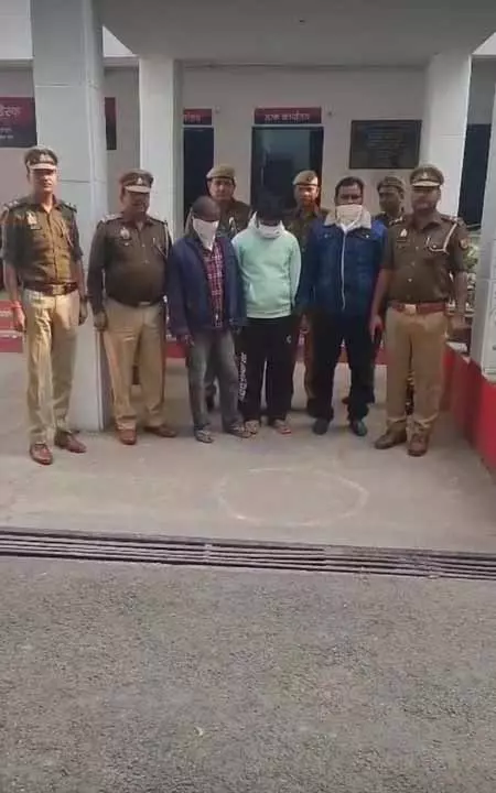 टायर चोरी करने वाले गैंग का भंडाफोड़, तीन वांछित गिरफ्तार टायर चोरी करने वाले गैंग का भंडाफोड़, तीन वांछित गिरफ्तार