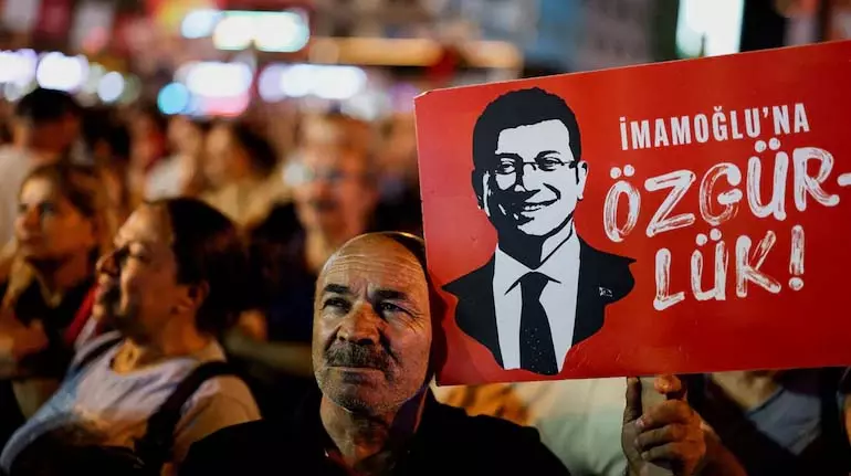 Turkey के अभियोजक ने इस्तांबुल के विपक्षी मेयर के लिए 2,000 साल की सज़ा की मांग की Turkey के अभियोजक ने इस्तांबुल के विपक्षी मेयर के लिए 2,000 साल की सज़ा की मांग की