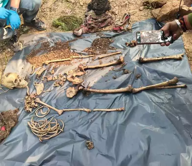 नाबालिग प्रेमी ने नाबालिग प्रेमिका की कर दी हत्या, शव को नाले में दफनाया नाबालिग प्रेमी ने नाबालिग प्रेमिका की कर दी हत्या, शव को नाले में दफनाया