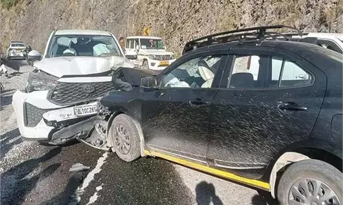 Uttarakhand:यात्रियों की कार दुर्घटनाग्रस्त,मची अफरा-तफरी