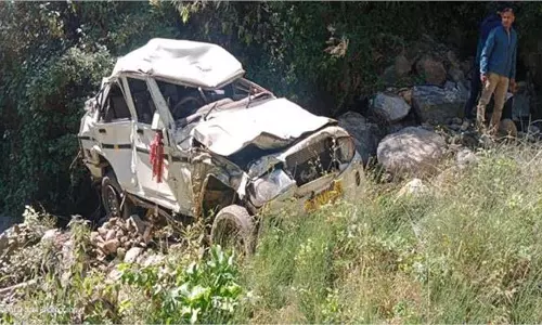 Uttarakhand:  300 मीटर गहरी खाई में गिरी बोलेरो , मची अफरा-तफरी