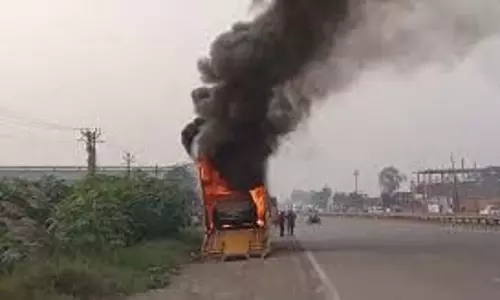 Fatehpur: NH-2 पर इलेक्ट्रॉनिक कारों से भरे कंटेनर में लगी भीषण आग