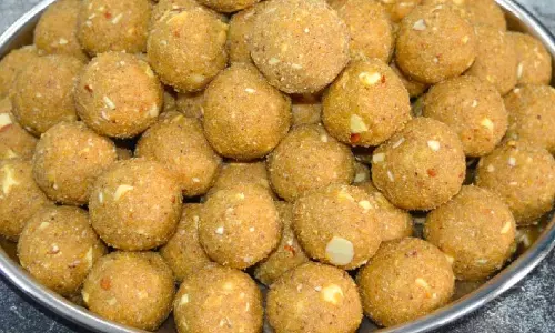 Recipe :इस सर्दी में घर पर बनाएं ये हेल्दी लड्डू Recipe :इस सर्दी में घर पर बनाएं ये हेल्दी लड्डू