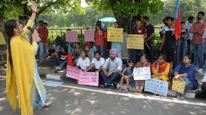 Punjab University पर शिकंजा कसने को लेकर आप और कांग्रेस ने केंद्र पर निशाना साधा