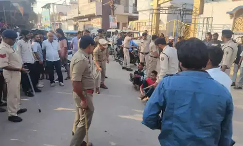 डंडे चलाकर हत्यारों का जुलुस निकाला, पुलिस ने सिखाया सबक डंडे चलाकर हत्यारों का जुलुस निकाला, पुलिस ने सिखाया सबक