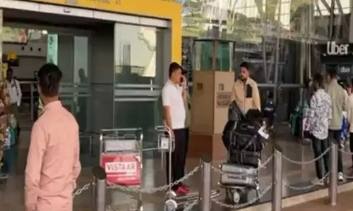 रायपुर एयरपोर्ट में तगड़ी चेकिंग, डॉग स्क्वाड के साथ अतिरिक्त जवानों की तैनाती रायपुर एयरपोर्ट में तगड़ी चेकिंग, डॉग स्क्वाड के साथ अतिरिक्त जवानों की तैनाती