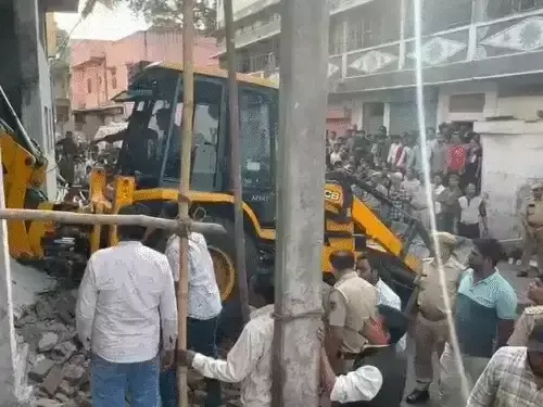 Jaipur: छत डालते समय दुकान गिरने से मलबे में दबे मालिक और मजदूर
