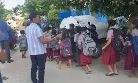 सूर्यापेट में सरकारी school पर किराया न चुकाने पर ताला, छात्र बाहर इंतज़ार कर रहे