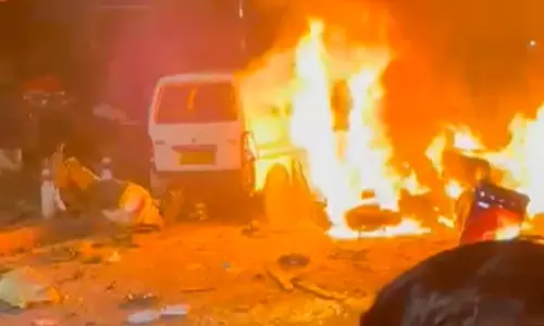 Delhi: लाल किले के पास कार में विस्फोट, गाड़ियों में आग, दहशत जैसी स्थिति Delhi: लाल किले के पास कार में विस्फोट, गाड़ियों में आग, दहशत जैसी स्थिति