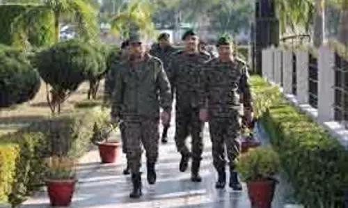 उत्तरी कमान के GOC ने उत्तरी कश्मीर में परिचालन तैयारियों की समीक्षा की उत्तरी कमान के GOC ने उत्तरी कश्मीर में परिचालन तैयारियों की समीक्षा की