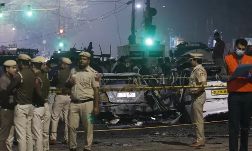 लाल किला विस्फोट में मृतकों की संख्या 10 हुई, जांच जारी लाल किला विस्फोट में मृतकों की संख्या 10 हुई, जांच जारी