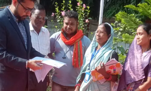 SIR प्रक्रिया, कलेक्टर लंगेह के घर पहुंचे बीएलओ SIR प्रक्रिया, कलेक्टर लंगेह के घर पहुंचे बीएलओ