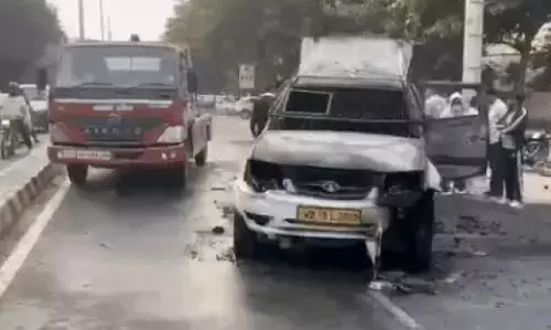 Sonipat: कैश वैन में आग, 50 लाख की नकदी बचाई गई Sonipat: कैश वैन में आग, 50 लाख की नकदी बचाई गई