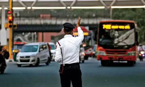 New Delhi: दिल्ली में नेताजी सुभाष मार्ग पर ट्रैफिक प्रतिबंध, अलर्ट जारी New Delhi: दिल्ली में नेताजी सुभाष मार्ग पर ट्रैफिक प्रतिबंध, अलर्ट जारी