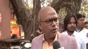 यह लोकतंत्र का उत्सव है: कांग्रेस के राजेश राम वोट डालने ई-रिक्शा से मतदान केंद्र पहुंचे