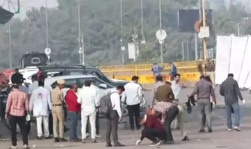 i20 कार में हुआ ब्लास्ट, एक बॉडी पेड़ पर लटकी हुई दिखी, जांच एजेंसियां रह गईं दंग i20 कार में हुआ ब्लास्ट, एक बॉडी पेड़ पर लटकी हुई दिखी, जांच एजेंसियां रह गईं दंग