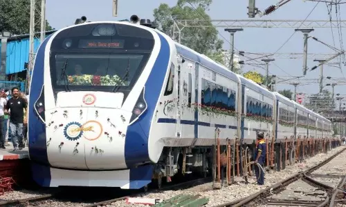Karnal में वंदे भारत एक्सप्रेस का ठहराव न होने से स्थानीय लोग परेशान Karnal में वंदे भारत एक्सप्रेस का ठहराव न होने से स्थानीय लोग परेशान