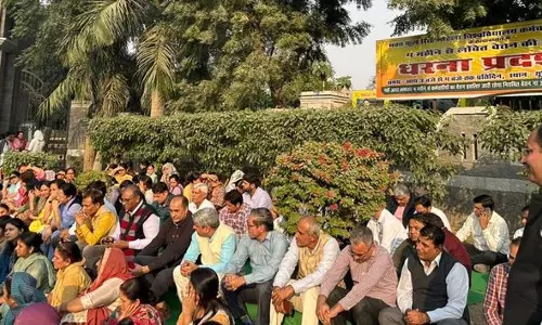 Sonipat महिला विश्वविद्यालय के प्रवेश द्वार पर कर्मचारियों का धरना जारी Sonipat महिला विश्वविद्यालय के प्रवेश द्वार पर कर्मचारियों का धरना जारी