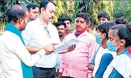 Bareilly: परिवार ने न्याय के लिए धरना प्रदर्शन किया Bareilly: परिवार ने न्याय के लिए धरना प्रदर्शन किया