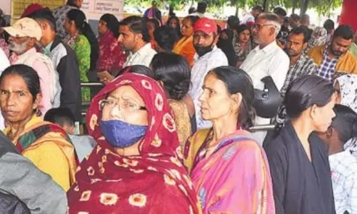 Bareilly: बुजुर्गों की कतार में युवाओं के घुसने से विवाद Bareilly: बुजुर्गों की कतार में युवाओं के घुसने से विवाद