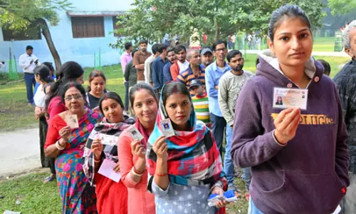 बिहार चुनाव: दोपहर तीन बजे तक 60 फीसदी से अधिक वोटिंग, मतदान केंद्रों पर मतदाताओं की लंबी कतार बिहार चुनाव: दोपहर तीन बजे तक 60 फीसदी से अधिक वोटिंग, मतदान केंद्रों पर मतदाताओं की लंबी कतार