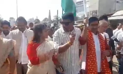 विधायक माने नहीं केंद्रीय मंत्री विवाद शांत कराते नजर आए विधायक माने नहीं केंद्रीय मंत्री विवाद शांत कराते नजर आए