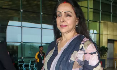 Dharmendra के निधन की झूठी खबरों पर हेमा मालिनी ने जताया गुस्सा Dharmendra के निधन की झूठी खबरों पर हेमा मालिनी ने जताया गुस्सा